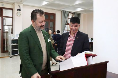 Ông Kohdayar Marri, Đại sứ Đặc mệnh Toàn quyền Cộng hòa Hồi giáo Pakistan tại Việt Nam tham quan tại Trường Đại học Đà Lạt