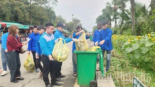 Mỗi đoàn viên, thanh niên khi tham gia phục vụ lễ hội phát huy tinh thần xung kích, trách nhiệm giữ cảnh quan sạch, đẹp cho Khu di tích lịch sử Đền Hùng.