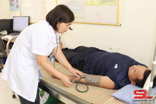 Cán bộ Trạm Y tế xã Quỳnh Nhai khám bệnh cho người dân.