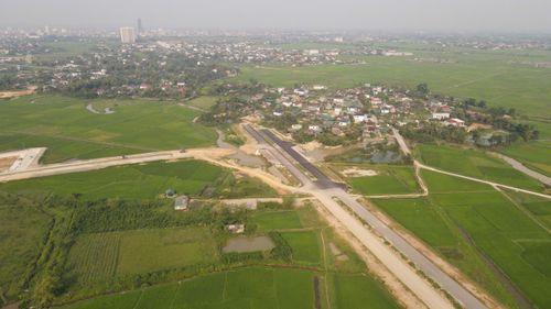 Dự án đường Hàm Nghi khởi công cuối năm 2022, thời gian thực hiện 24 tháng. Tuy nhiên, do chưa có mặt bằng sạch, nhiều đoạn vẫn thi công cầm chừng và phải gia hạn tiến độ đến cuối năm 2026.