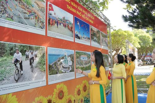 Du khách, người dân tham quan tại triển lãm ảnh tại phường Vũng Tàu, TP. Hồ Chí Minh. Ảnh: Thạc Hiếu