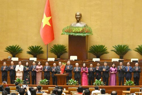 Tổng Bí thư Tô Lâm tặng hoa chúc mừng Ủy ban Thường vụ Quốc hội khóa XVI. Ảnh: QH