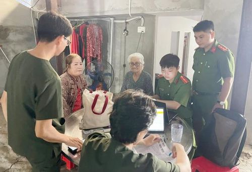 Cán bộ Phòng CSQLHC về TTXH đến tận nhà thu thập thông tin thân nhân liệt sĩ.