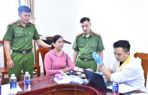 Cán bộ Công an tỉnh Cà Mau phối hợp thu nhận mẫu ADN thân nhân liệt sĩ.