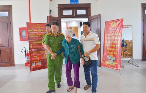 Công an tỉnh Cà Mau hỗ trợ, giúp đỡ thân nhân liệt sĩ già yếu đến nơi thu nhận mẫu AND.