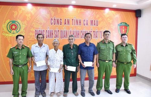 Công an tỉnh Cà Mau tặng quà thân nhân liệt sĩ chưa xác định được danh tính tại buổi thu nhận mẫu ADN.