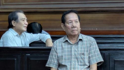 Bị cáo Lê Quang Thung (hàng trên) tại tòa sáng 7/4.