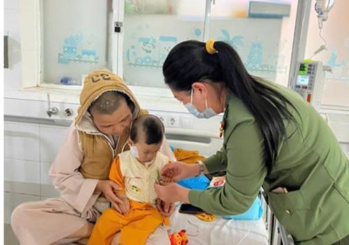Phòng Tham mưu Công an tỉnh Lâm Đồng thăm hỏi, tặng quà cho bệnh nhân tại Bệnh viện Đa khoa Lâm Đồng.