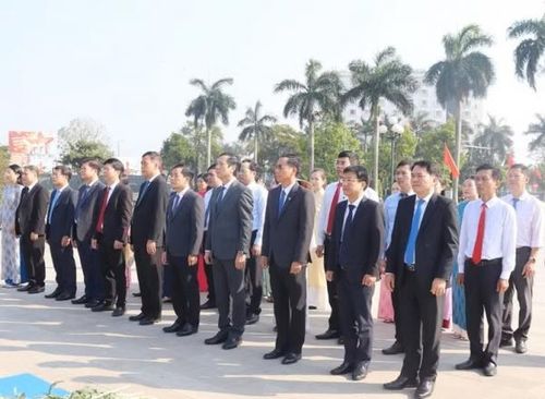 Lãnh đạo tỉnh Quảng Trị thành kính tri ân công lao to lớn của đồng chí Tổng Bí thư Lê Duẩn, người con của quê hương Quảng Trị anh hùng. 