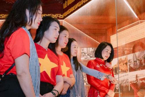 Người dân tham quan tìm hiểu về cuộc đời và sự nghiệp của Tổng Bí thư Lê Duẩn ở Khu lưu niệm Tổng Bí thư. 