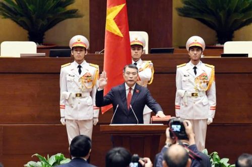 Thủ tướng Chính phủ Lê Minh Hưng thực hiện nghi thức tuyên thệ.
