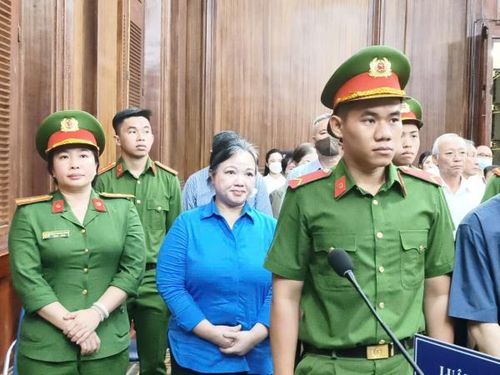 Bị cáo Lê Y Linh và các bị cáo khác tại tòa.