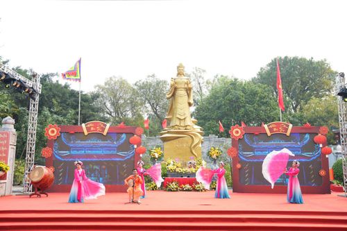 Tiết mục văn hóa dân gian đặc sắc tại buổi lễ.