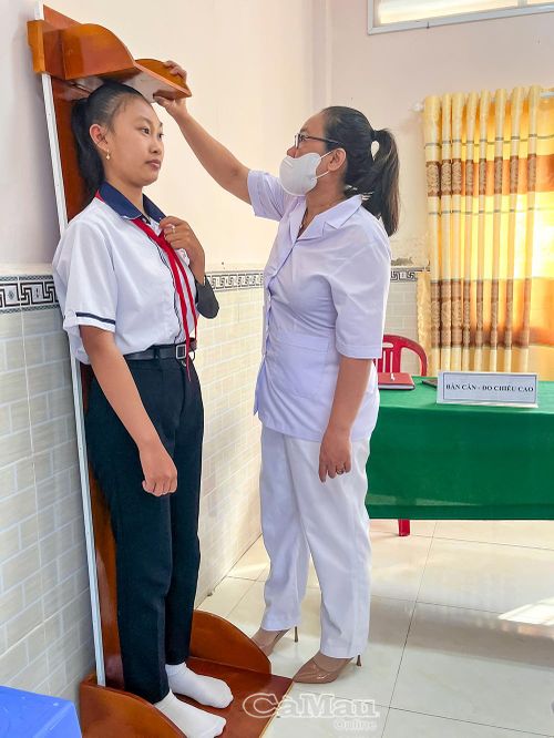 Các em học sinh được đo chiều cao và cận nặng để thẩm định tình trạng đáp ứng dinh dưỡng đối với độ tuổi.
