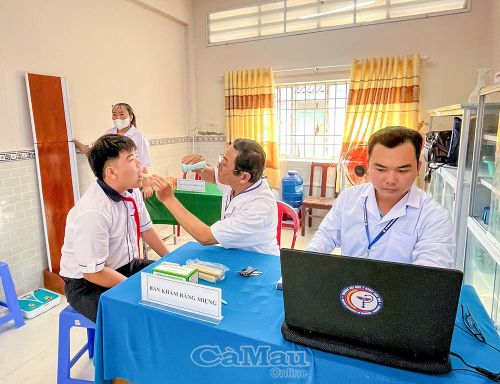 Bác sĩ kiểm tra sức khỏe răng miệng cho học sinh tại buổi khám tầm soát.
