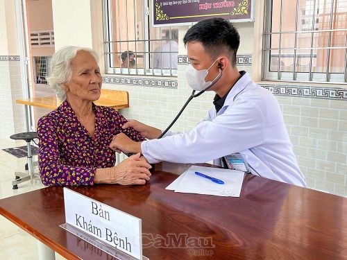 Bác sĩ kiểm tra sức khỏe ban đầu cho người cao tuổi tham gia khám tầm soát.