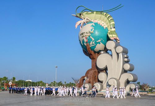 Đoàn viên, thanh niên, cùng người dân đi bộ diễu hành trên Quảng trường Phan Ngọc Hiển, phường An Xuyên.