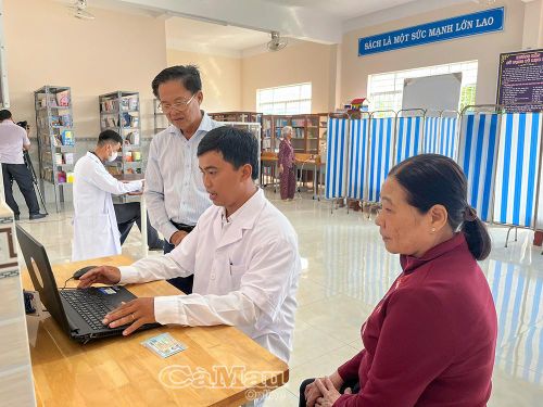 Bác sĩ CKII Vương Hữu Tiến, Phó Giám đốc Sở Y tế tỉnh Cà Mau, kiểm tra công tác nhập liệu hồ sơ sức khỏe sau khi khám tầm soát cho người lớn tuổi.