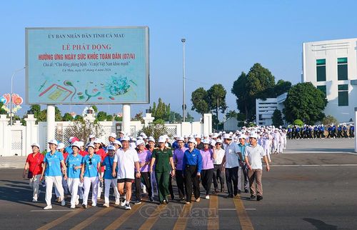 Sau lễ phát động, tất cả đại biểu đi bộ diễu hành để lan tỏa mạnh mẽ thông điệp "Toàn dân rèn luyện thân thể theo gương Bác Hồ vĩ đại!".