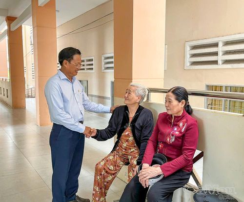 Bác sĩ CKII Vương Hữu Tiến, Phó Giám đốc Sở Y tế tỉnh Cà Mau, thăm hỏi sức khỏe và tuyên truyền về tầm quan trọng của việc chăm sóc sức khỏe ban đầu cho người lớn tuổi đến khám.
