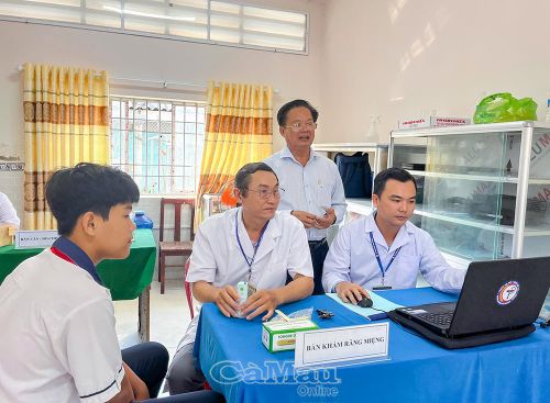 Bác sĩ CKII Vương Hữu Tiến, Phó Giám đốc Sở Y tế Cà Mau, kiểm tra công tác nhập liệu hồ sơ sức khỏe sau khi khám tầm soát cho các em học sinh.