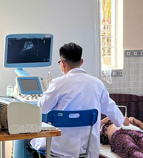 Bác sĩ thực hiện siêu âm tổng quát cho người cao tuổi khi đến tham gia khám tầm soát.