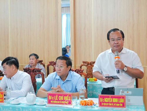 Đồng chí Nguyễn Minh Luân, Ủy viên Ban Thường vụ Tỉnh ủy, Phó Chủ tịch UBND tỉnh, báo cáo tình hình phát triển kinh tế - xã hội của tỉnh trong quý I/2026 và phương hướng quý II/ 2026.