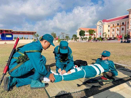 Thí sinh thực hiện phần thi Kỹ thuật cấp cứu, chuyển thương tại hội thao.