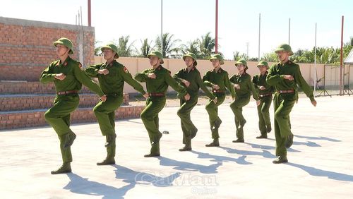 Thí sinh thực hiện nội dung Đội ngũ tiểu đội tại hội thao.