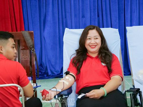 Chị Hồ Quý Nhi, Phó Chủ tịch Hội Chữ thập đỏ tỉnh Cà Mau, kêu gọi cộng đồng vượt qua nỗi sợ, thay đổi nhận thức và tích cực tham gia hiến máu tình nguyện.