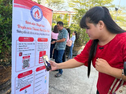 Bạn Hồ Kim Ngân (kinh doanh tự do, 6 lần hiến máu) thực hiện “check-in” qua mã QR của Hội Chữ thập đỏ Việt Nam để lưu lại thông tin hiến máu tình nguyện.
