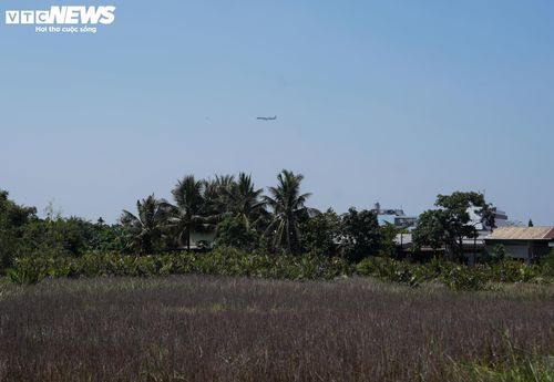 Không chỉ là câu chuyện hạ tầng, hệ lụy của quy hoạch kéo dài còn ảnh hưởng trực tiếp đến đời sống người dân. Nhiều căn nhà không được xây mới, sửa chữa do vướng quy hoạch; đất đai dù rộng nhưng khó chuyển đổi mục đích sử dụng. Những khoảng đất trống lâu ngày trở thành nơi cỏ mọc um tùm, nước đọng, ảnh hưởng môi trường sống.