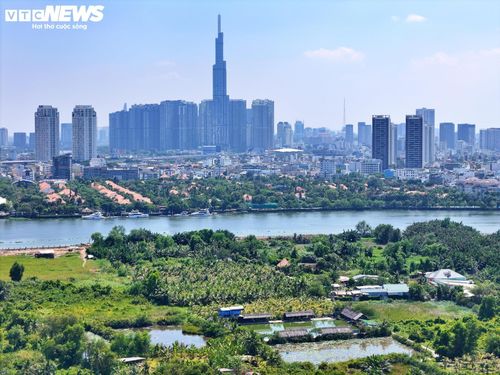 Ghi nhận của PV Báo Điện tử VTC News, bán đảo Thanh Đa có ba mặt giáp sông Sài Gòn - sở hữu vị trí được đánh giá là “đất vàng” hiếm có, nhưng bên trong bán đảo lại là bức tranh đan xen giữa nhà thấp tầng xuống cấp, ao hồ, vườn cây và những bãi đất trống bị bỏ hoang.
