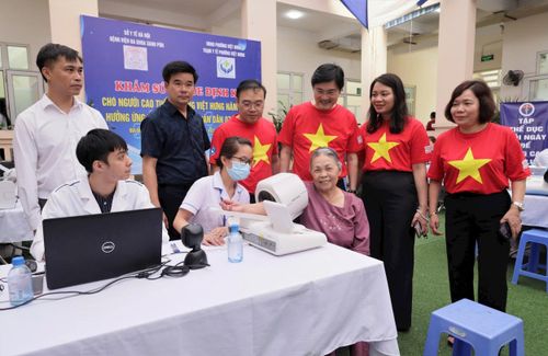 Bác sĩ Bệnh viện Đa khoa Xanh Pôn khám bệnh cho người dân tại Trạm Y tế phường Việt Hưng. Ảnh: Vân Nguyễn