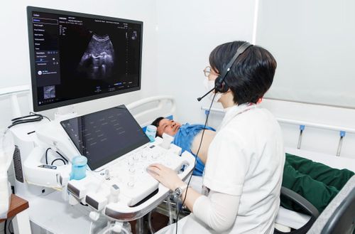 Bác sĩ Bệnh viện Đại học Y Hà Nội khám bệnh cho người dân tại Trạm Y tế phường Vĩnh Hưng. Ảnh: Quang Vinh
