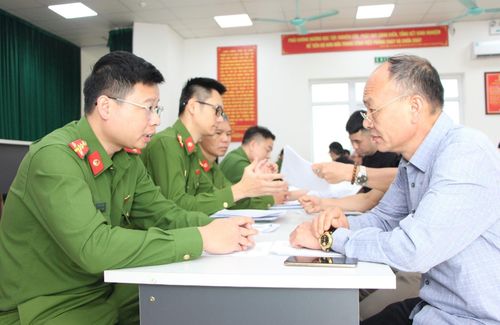 Cán bộ Đội Chữa cháy và cứu nạn, cứu hộ khu vực số 31 trao đổi, hướng dẫn chủ đầu tư, chủ cơ sở tại địa bàn phường Thanh Liệt và các xã Đại Thanh, Nam Phù, Ngọc Hồi giải pháp khắc phục vi phạm.