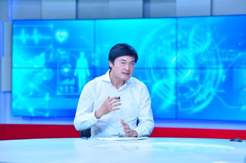 Giám đốc Sở Y tế Hà Nội Nguyễn Trọng Diện trao đổi tại chương trình thời sự với chủ đề “Phát triển y tế cơ sở - Nền tảng hạnh phúc của nhân dân”. Ảnh: Phan Anh