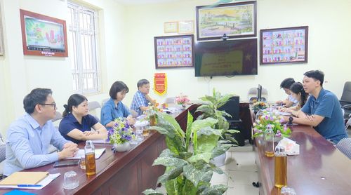Tổ giám sát, hỗ trợ của Trung tâm Kiểm soát bệnh tật Hà Nội ghi nhận những khó khăn của Trạm Y tế xã Trung Giã trong triển khai chuẩn hóa, làm sạch, đồng bộ dữ liệu hồ sơ sức khỏe người dân. Ảnh: Vi Giáng