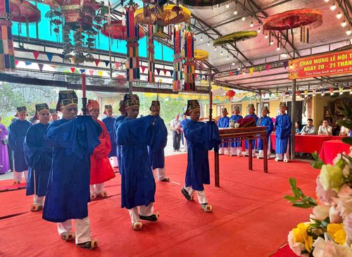 Lễ dâng hương tại đền Giẻ Sen. Ảnh: ĐH