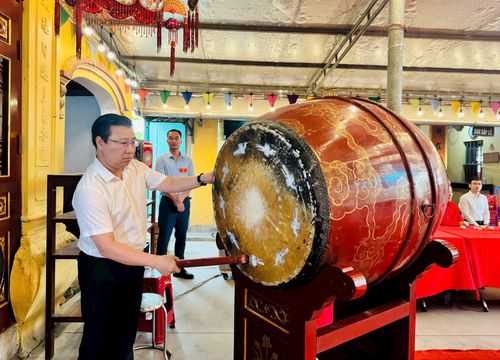 Bí thư Đảng ủy, Chủ tịch HĐND xã Hoài Đức Nguyễn Thanh Bình đánh trống khai hội. Ảnh: ĐH