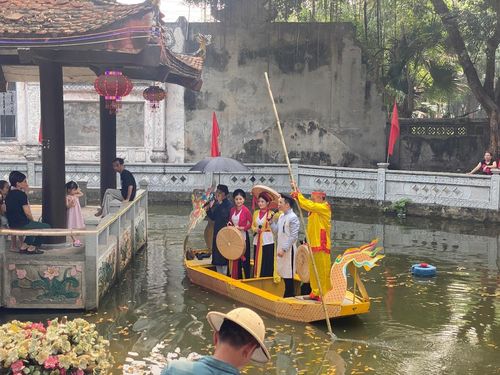 Hát quan họ tại Thủy Đình. Ảnh: P.V