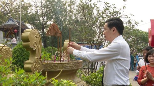 Đại biểu lãnh đạo Trung ương Hội Liên hiệp Phụ nữ Việt Nam và xã Gia Lâm dâng hương tưởng niệm Hoàng Thái hậu Ỷ Lan. Ảnh: P.V