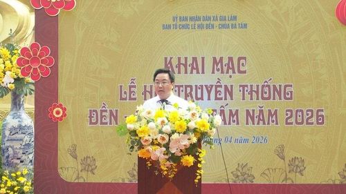 Phó Chủ tịch UBND xã Gia Lâm, Trưởng Ban tổ chức lễ hội Nguyễn Ngọc Dũng phát biểu khai mạc Lễ hội. Ảnh: P.V