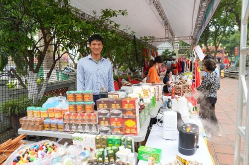 Gian hàng trưng bày sản phẩm OCOP đặc trưng của địa phương. Ảnh: P.V