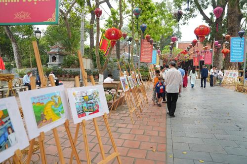 Triển lãm tranh. Ảnh: P.V