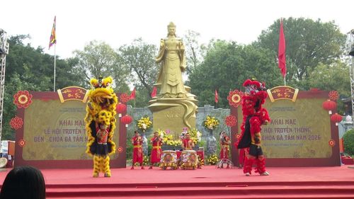 Màn trống hội và múa lân trong Lễ khai mạc. Ảnh: P.V