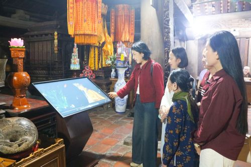 Quốc Oai đẩy mạnh ứng dụng công nghệ vào tổ chức lễ hội chùa Thầy. Ảnh: Nguyễn Liên