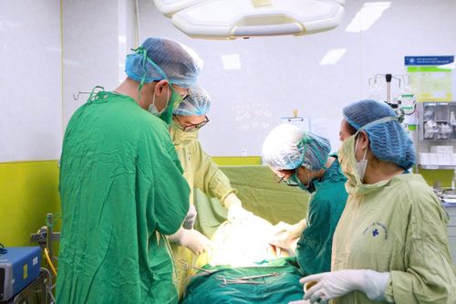 Bác sĩ thực hiện ca mổ lấy thai cho sản phụ. Ảnh: BVCC