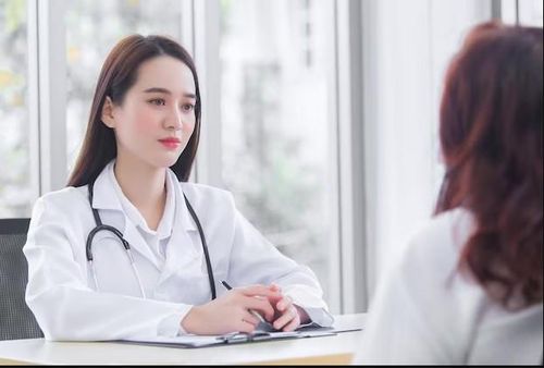 Phụ nữ tiền mãn kinh nên đi khám nếu có các triệu chứng nghiêm trọng.