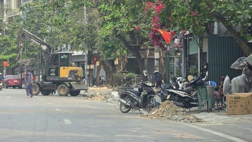 Máy móc đang thực hiện chỉnh trang đô thị ở Sầm Sơn.